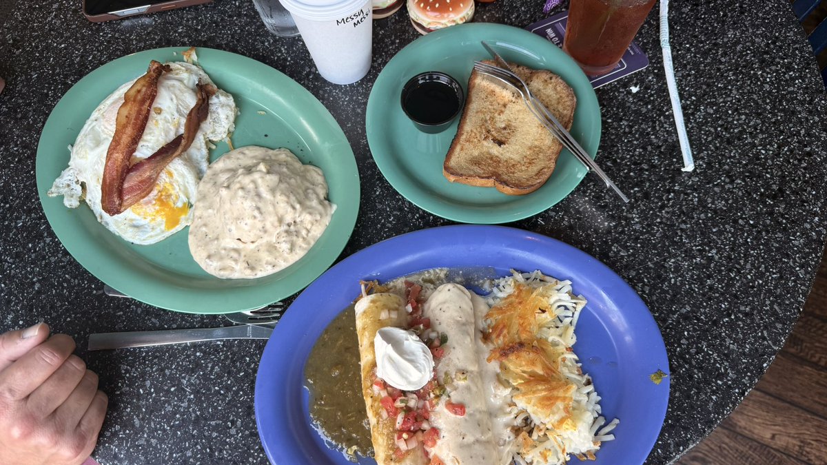 kstatevangirl's tweet photo. Had brunch at our 3rd favorite place today. Gotta go when not such a long way. #TheChef @mitchmoss 1. Full Circle Diner and Cocktails 2.Early Edition https://t.co/YPJFkVuiWV