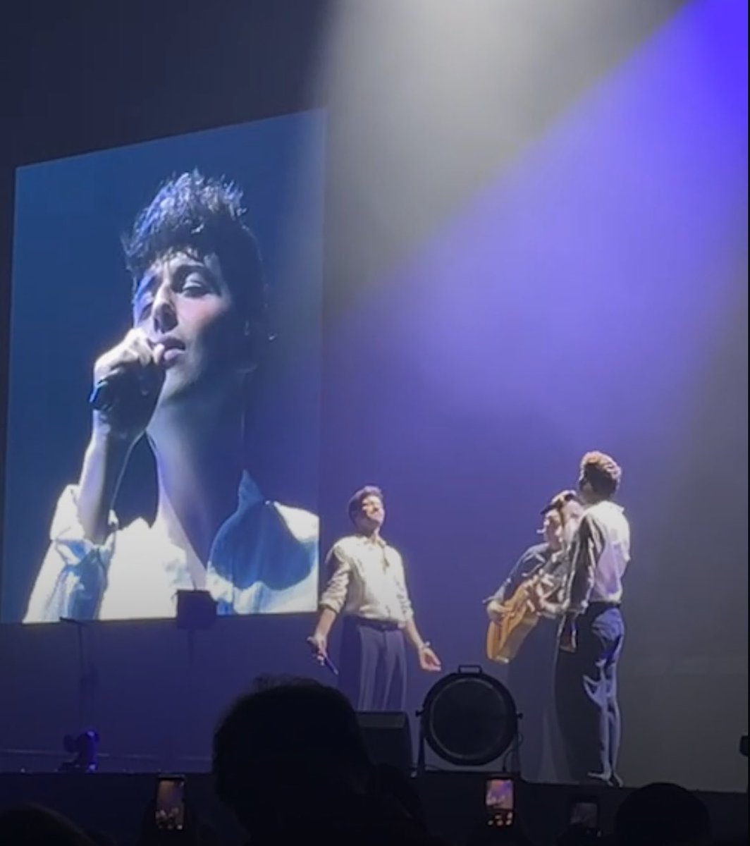 elrioylaplaza's tweet photo. pablo alborán haciendo como que asciende al cielo mientras juanjo canta #same https://t.co/g0MxVoKfis