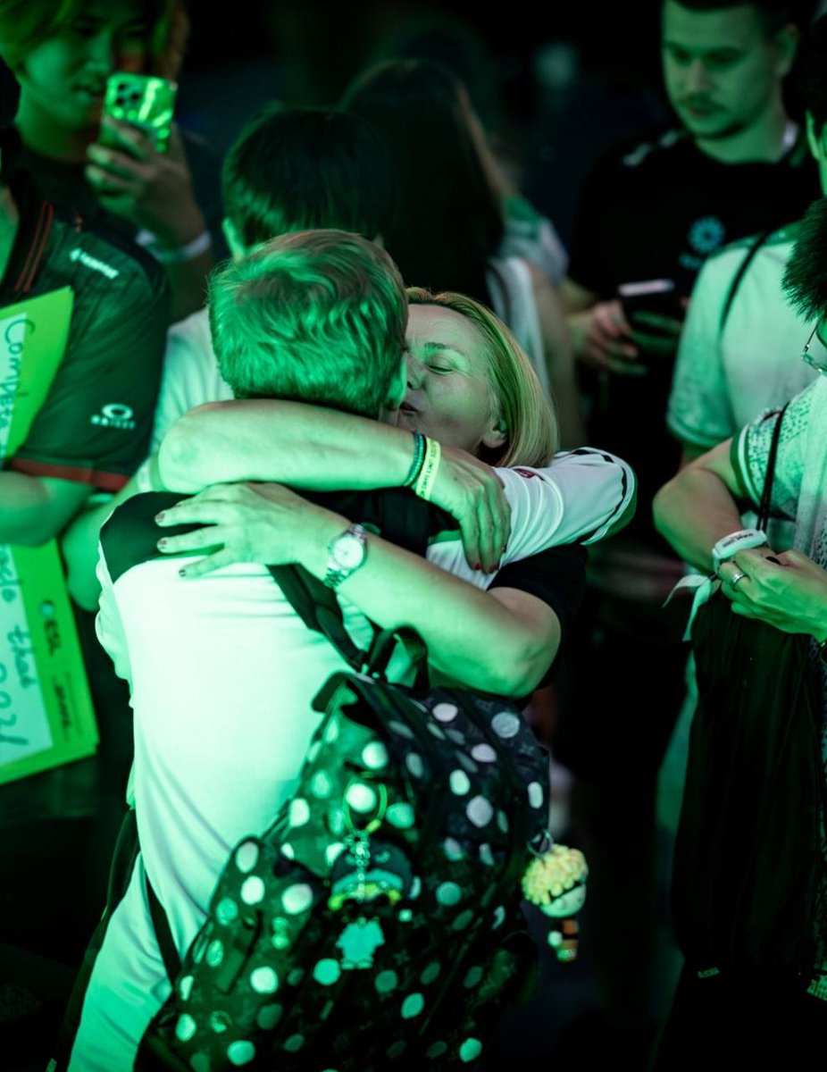 __katyushka___'s tweet photo. NiKo's mom supporting m0NESY in Lanxess❤️ https://t.co/56JNlNRHMJ