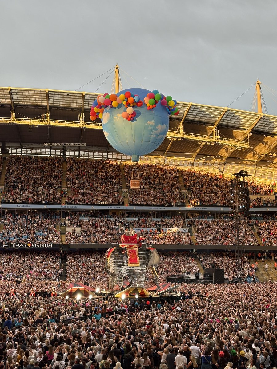 _mariiaax's tweet photo. A few from last night. special thank you to amazon prime who covered our original seats for recording which resulted in a seat upgrade with a much better view and very comfy seats between acts🤣🎪 #CircusTour https://t.co/SlOp8aAuEv