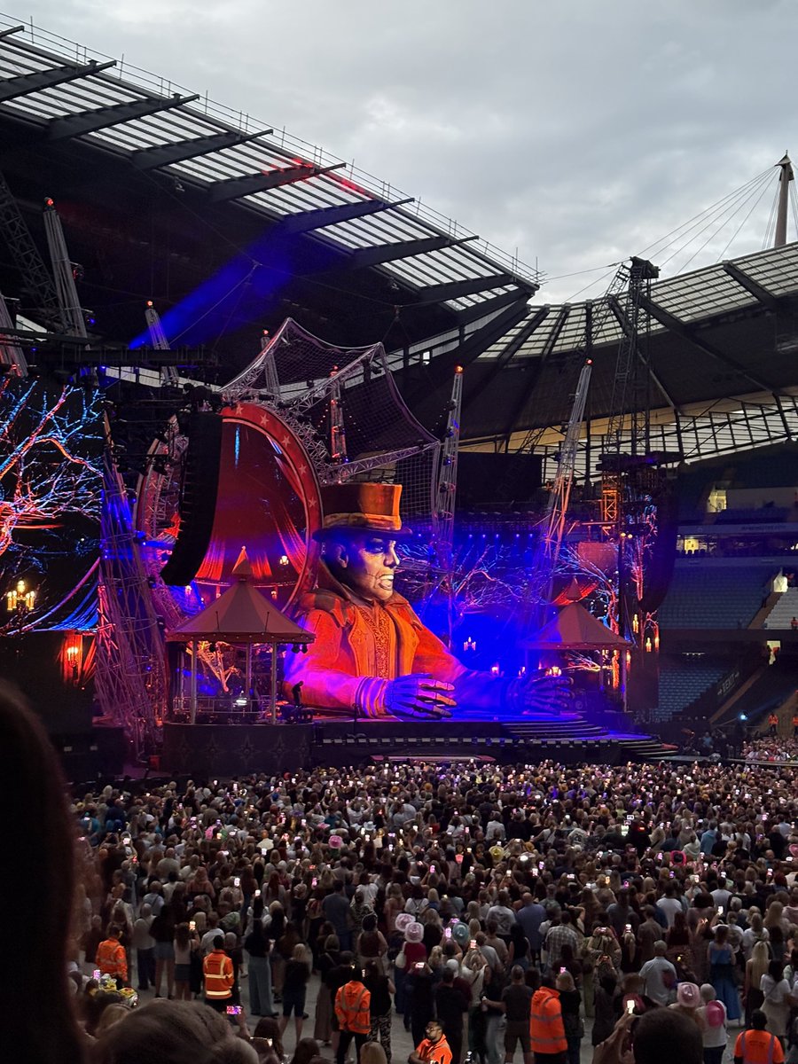 _mariiaax's tweet photo. A few from last night. special thank you to amazon prime who covered our original seats for recording which resulted in a seat upgrade with a much better view and very comfy seats between acts🤣🎪 #CircusTour https://t.co/SlOp8aAuEv