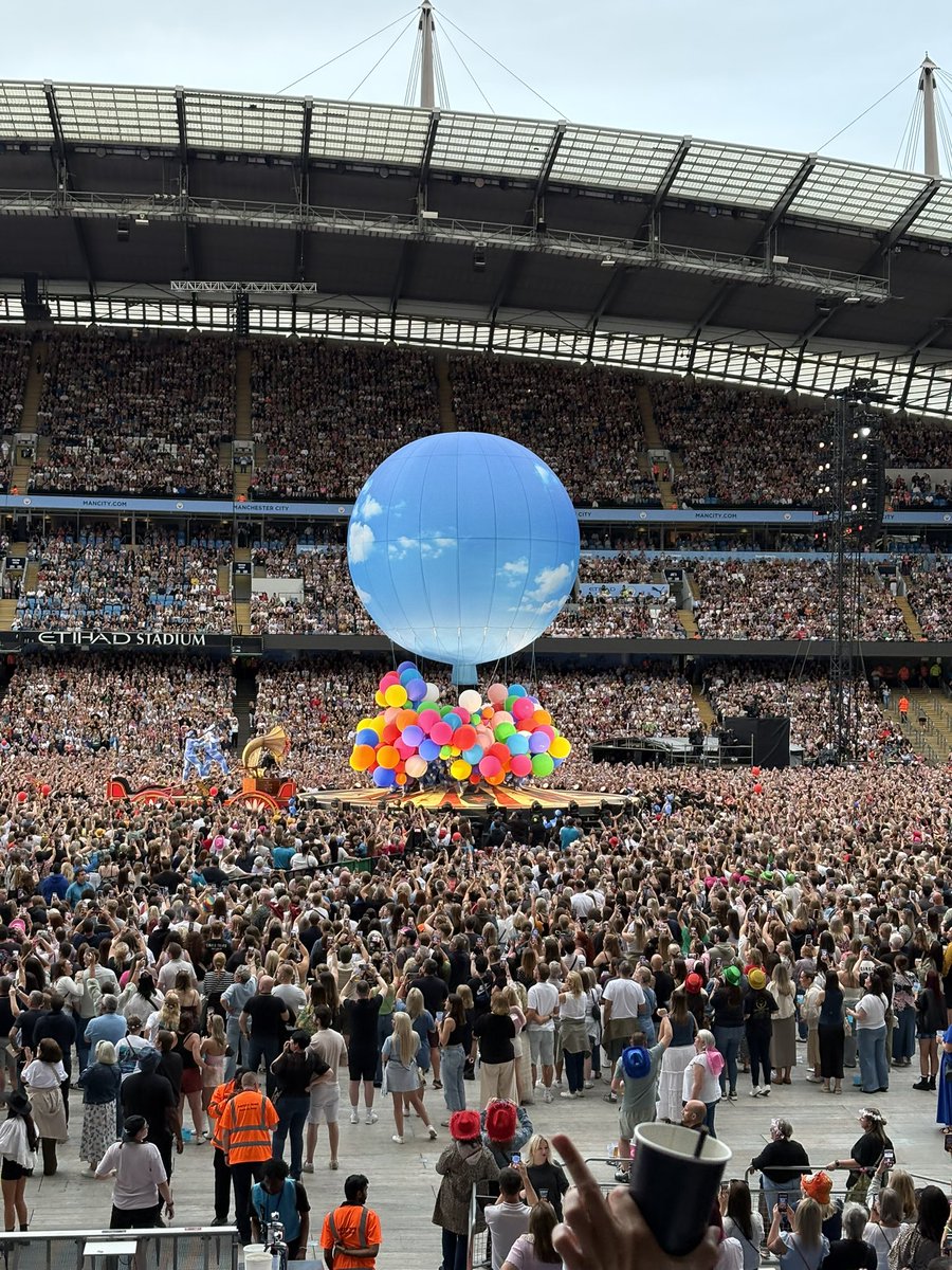 _mariiaax's tweet photo. A few from last night. special thank you to amazon prime who covered our original seats for recording which resulted in a seat upgrade with a much better view and very comfy seats between acts🤣🎪 #CircusTour https://t.co/SlOp8aAuEv