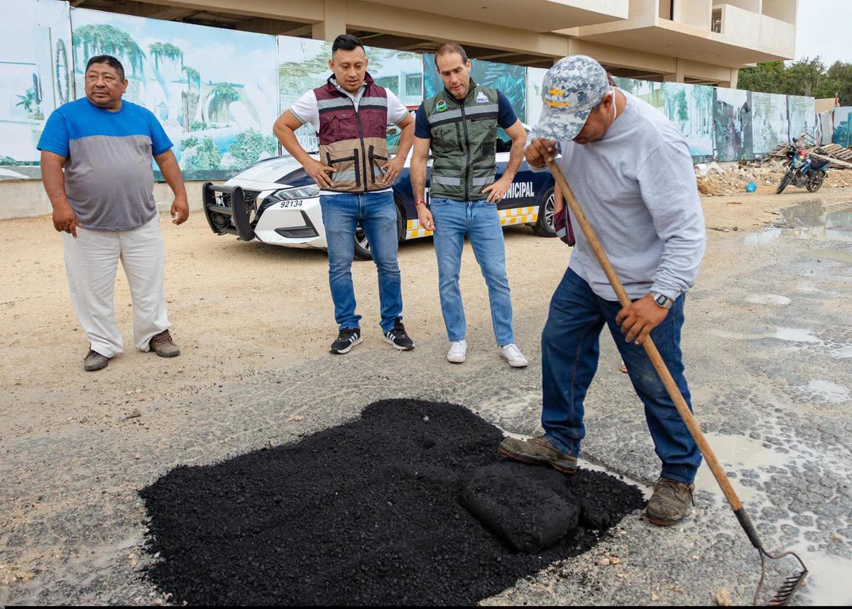 ceoblofero's tweet photo. @PollsMX_ @PartidoMorenaMx @juanrubiog @Javier_Hidalgo @Paulogarciag @IsraelMorenoVC @RosarioMorales_ @evelyn_parraA @LopezCasarinJ @LeonorOtegui No creo sus encuestas, le he preguntado a mucha gente de CDMX y no quieren gente ridícula y ratera a cargo. 😬 Yo vivo en Tulum y allá también no queremos a morena para muestra, aquí les dejo como aplauden tapar un bache, y son morenos igual https://t.co/1UoLeyfpzu