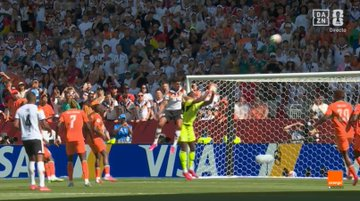 الهدف الملغى لألمانيا أمام ساحل العاج؟ القرار كان صحيحًا. بافلوفيتش اندفع على الحارس فوفانا ومنعه بذراعه من الإمساك بالكرة، ما يُعد مخالفة واضحة.. الحكم غابرييل بينيتيز التقط اللقطة مباشرة وألغى الهدف دون الحاجة للعودة إلى تقنية الفيديو.. المصدر: Archivo VAR 