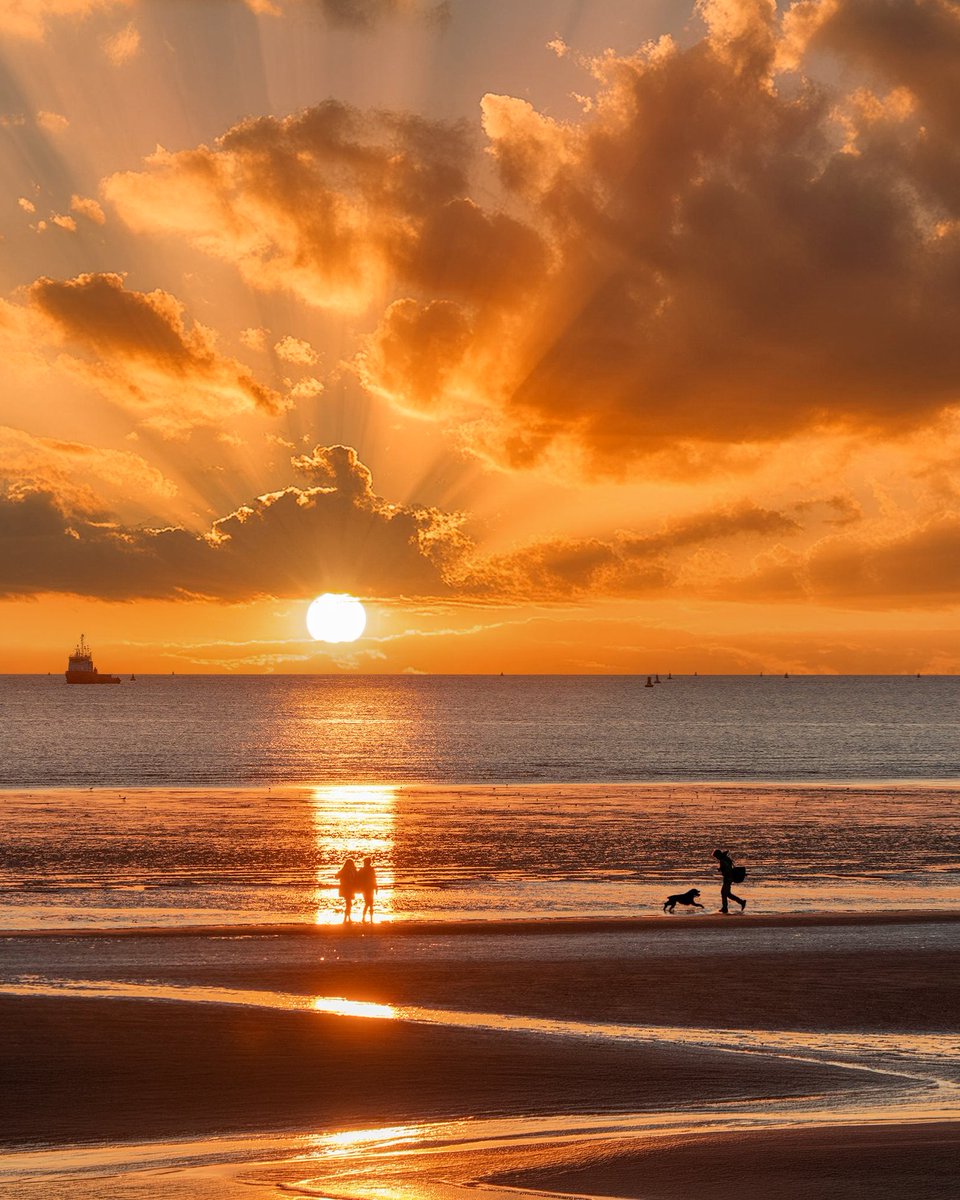 LiverpoolVista's tweet photo. Last of the sun over Liverpool Bay. Hope you're having a cracking weekend. Goodnight folks. https://t.co/NjgsgmD1U2