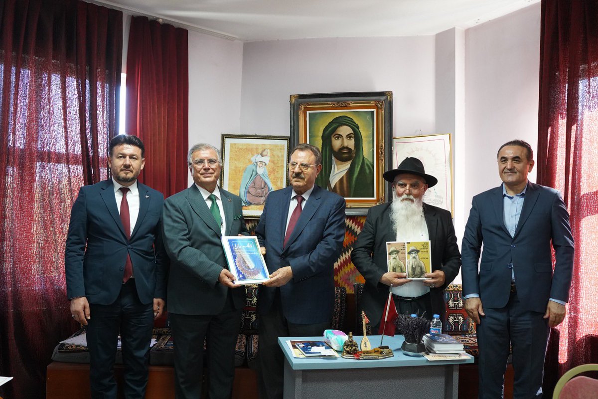 prof_aydal's tweet photo. ANADOLU ÇALIŞMALARI KAPSAMINDA EYÜP SULTAN İLÇEMİZDE DEĞERLİ İLÇE BAŞKANIMIZ, MKYK ÜYELERİMİZ, ARGE BAŞKAN YARDIMCILARIMIZ VE DİĞER KATILIMCILARLA BİRLİKTE DÜNYA EHLİBEYT VAKFI DEĞERLİ BAŞKANI SN. FERMANİ ALTUN’U MAKAMLARINDA ZİYARET ETTİK. https://t.co/Bj9k7GSMOQ