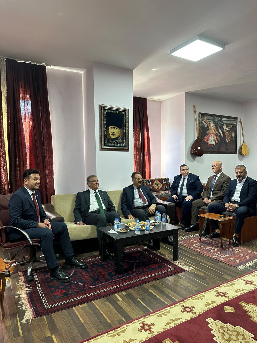 prof_aydal's tweet photo. ANADOLU ÇALIŞMALARI KAPSAMINDA EYÜP SULTAN İLÇEMİZDE DEĞERLİ İLÇE BAŞKANIMIZ, MKYK ÜYELERİMİZ, ARGE BAŞKAN YARDIMCILARIMIZ VE DİĞER KATILIMCILARLA BİRLİKTE DÜNYA EHLİBEYT VAKFI DEĞERLİ BAŞKANI SN. FERMANİ ALTUN’U MAKAMLARINDA ZİYARET ETTİK. https://t.co/Bj9k7GSMOQ