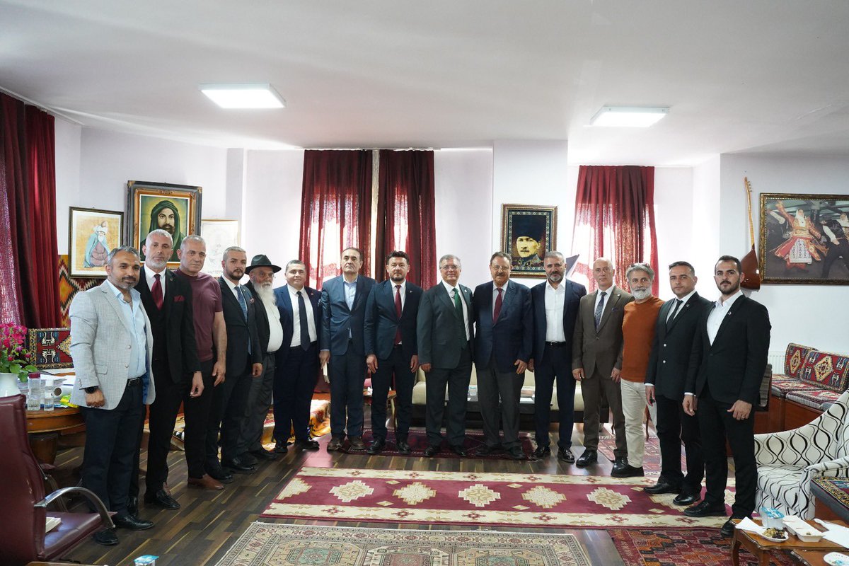 prof_aydal's tweet photo. ANADOLU ÇALIŞMALARI KAPSAMINDA EYÜP SULTAN İLÇEMİZDE DEĞERLİ İLÇE BAŞKANIMIZ, MKYK ÜYELERİMİZ, ARGE BAŞKAN YARDIMCILARIMIZ VE DİĞER KATILIMCILARLA BİRLİKTE DÜNYA EHLİBEYT VAKFI DEĞERLİ BAŞKANI SN. FERMANİ ALTUN’U MAKAMLARINDA ZİYARET ETTİK. https://t.co/Bj9k7GSMOQ