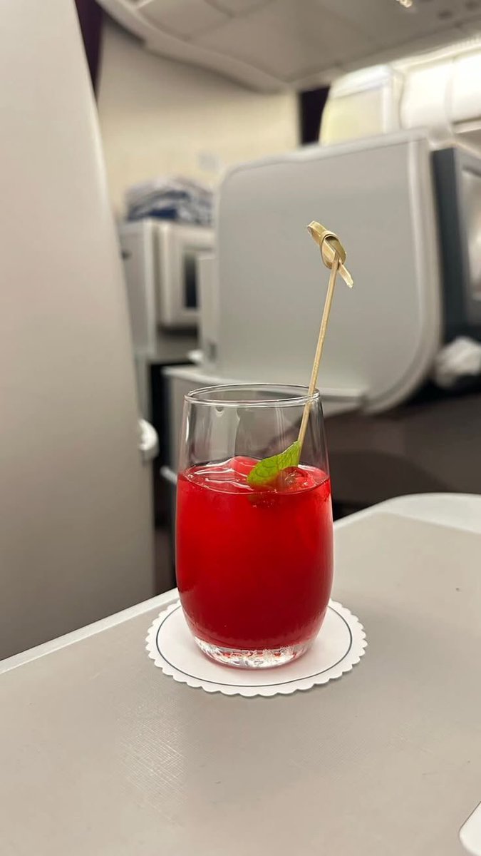 NovaAstromvr's tweet photo. Refreshing 🍹  #drinksonflight #cabincrew #airhostess https://t.co/mmmmVw7wYJ