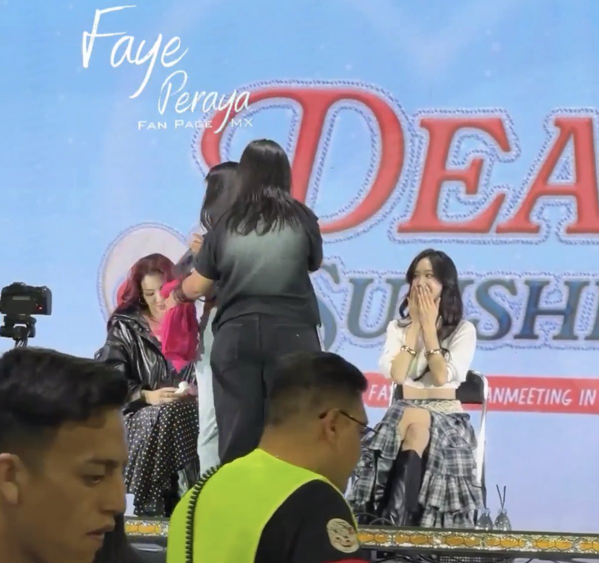 feiiiOiii's tweet photo. Faye looks like she wants to disappear
 🤣🤣 Atom, please take care of her little heart.🤣🤣

FAYEATOM MEXICO FANMEET
#FayeAtom1stFMinCDMX 
@malisorn00 @atomprys https://t.co/kNNqozZHCO