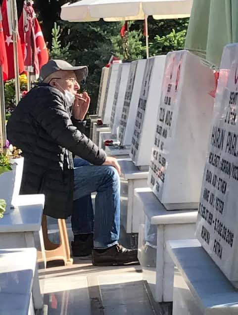 memleketyoutube's tweet photo. Evlat hasretini yüreğinde taşıyarak aramızdan ayrılan şehit babalarımız…

Bugün en çok sizin #BabalarGünü’nüz kutlu olsun… 🇹🇷 https://t.co/16oJcmQ7oQ