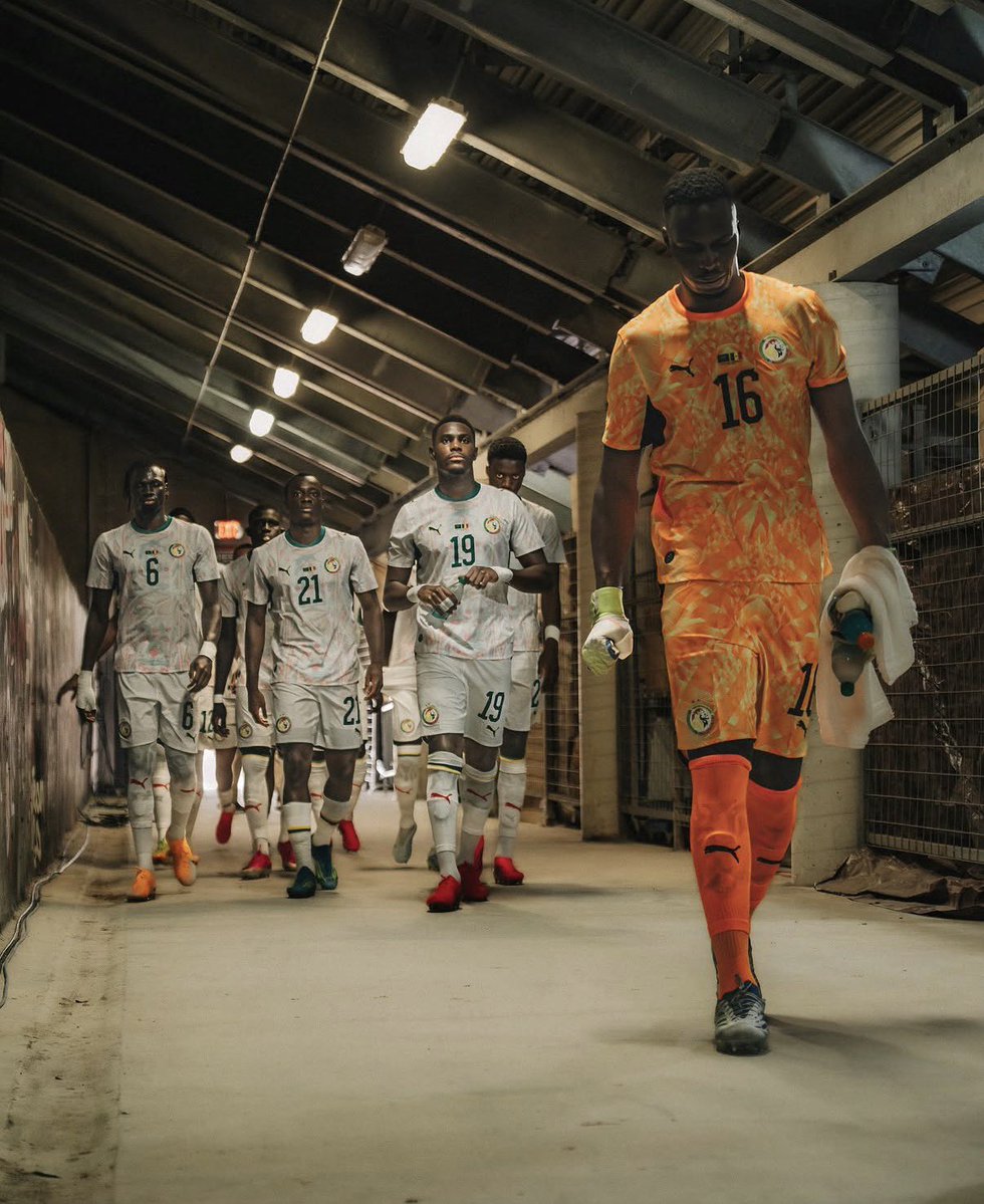AtaqueFutbolero's tweet photo. 😳🇸🇳 Ojo a esto que está pasando con el plantel de Senegal en pleno Mundial debido a las FALLAS EN LOGÍSTICA y a NIVEL FINANCIERO de su Federación…

⚠️ A los jugadores aún LES DEBEN LOS PREMIOS por el título en la Copa África y por la clasificación a la Copa del Mundo, y es un tema que repercute en el vestuario.

⛔️ Además, hay quejas por el BAJO NIVEL DEL HOTEL que se reservó para la concentración en USA y por NO LLEVAR AL CHEF DEL EQUIPO, debido al ‘bajo presupuesto’ destinado por la Federación.

‼️ Es por esto que los jugadores se ven obligados a COMPRAR SUS PROPIAS COMIDAS EN NEGOCIOS para intentar comer ‘saludable’ en plena competencia, ya que el hotel ofrece comida no propia para un deportista.

Y eso no es todo, Pape Thiaw, el DT, hoy está trabajando SIN CONTRATO y con UNA DEUDA DE SEIS MESES.

Increíble, todo. ❌

Vía @snewsafrica.
