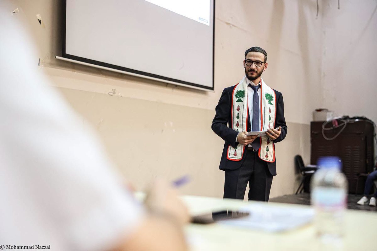 qadeyah_'s tweet photo. بعد 10 سنوات قضى معظمها في سجون الاحتلال.. الطالب في جامعة بيرزيت عيــ.ـاش أبو عليا من بلدة المغير شمال رام اللّٰه يناقش مشروع تخرجه من الجامعة.

يُذكر أن الاحتلال كان يتعمد اعتقاله عند قرب نهاية كل فصل جامعي لحرمانه من التخرج. https://t.co/7QqQeoDNOh