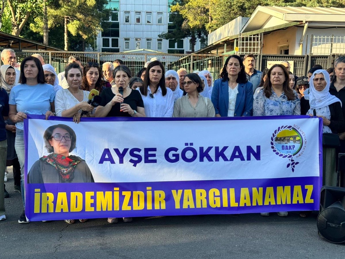 rosakadinderne1's tweet photo. Ayşe Gökkan’a verilen hukuksuz cezayı kabul etmiyoruz. 

Alanlarda, meydanlarda bu hukuksuzluğun karşısında ses çıkarmaya devam edeceğiz. Kadınların eşitlik, özgürlük ve adalet taleplerine yönelik bu müdahale karşısında susmayacağız.

Ayşe Gökkan serbest bırakılsın. https://t.co/MUY2rwFlNo
