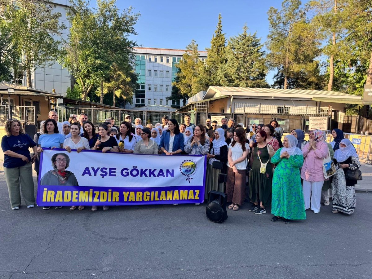 rosakadinderne1's tweet photo. Ayşe Gökkan’a verilen hukuksuz cezayı kabul etmiyoruz. 

Alanlarda, meydanlarda bu hukuksuzluğun karşısında ses çıkarmaya devam edeceğiz. Kadınların eşitlik, özgürlük ve adalet taleplerine yönelik bu müdahale karşısında susmayacağız.

Ayşe Gökkan serbest bırakılsın. https://t.co/MUY2rwFlNo