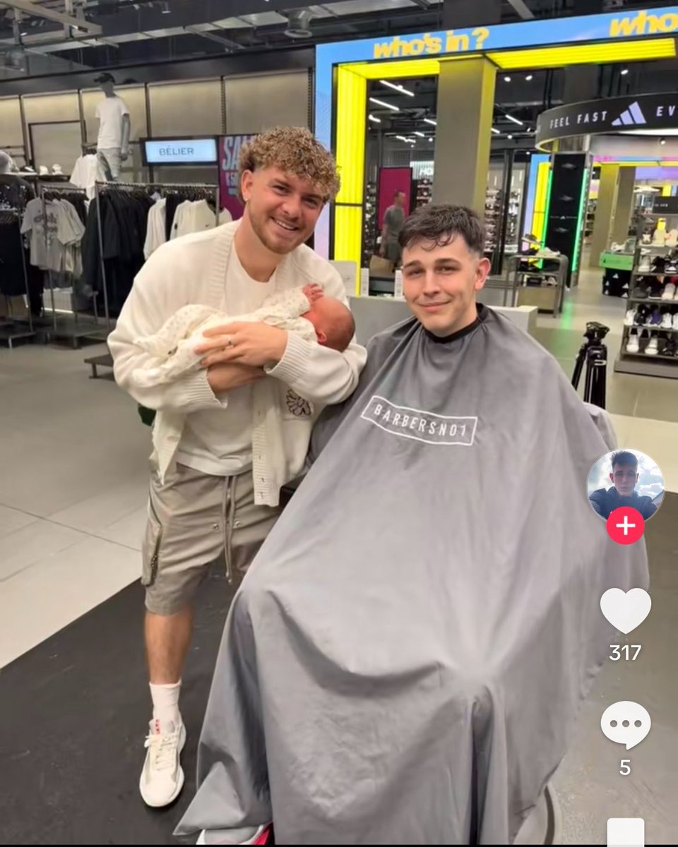 ekitikefc's tweet photo. crying at this guy who bumped into harvey elliott whilst getting a trim and got him to hold his baby https://t.co/VaNhAf3UPK