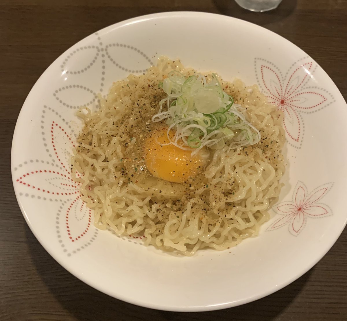 yasonoshima's tweet photo. 昨日の休日出勤前に英気を養うため、ぺぺラーとトマトをいただきに来ました🍜
前回は、ラメボナーラだったので、２種目制覇です！ https://t.co/NXeLnQeTin