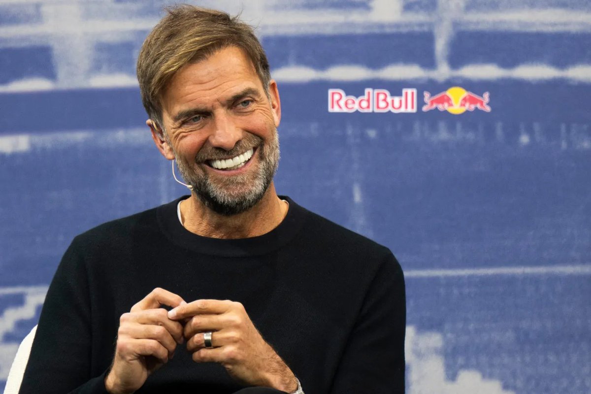 beehaber's tweet photo. Jürgen Klopp, Türkiye’nin Dünya Kupası’ndan neden elendiğini anlattı:

🔹 “Gerçekten çok üzgünüm.”

🔹 “Yıllar içinde pek çok Türk arkadaş edinme fırsatım oldu.”

🔹 “Şu an ne kadar büyük bir acı çektiklerini çok iyi biliyorum.”

🔹 “Turnuvaya nasıl bir coşku ve beklentiyle başladıklarını da biliyorum.”

🔹 “Türkiye’nin sahip olduğu olağanüstü bir takım var.”

🔹 “Ama bu durum, böyle turnuvalarda gerçek performansın neden yansıtılamadığını gösteriyor.”

🔹 “Şimdi herkes neden sorusunu soruyor.”

🔹 “Bazıları yeterince istemediler diyebilir.”

🔹 “Ama maçları izleyen herkes bunu anında yalanlar.”

🔹 “Çünkü her şeylerini ortaya koymayı kesinlikle çok istediler.”

🔹 “Ancak üzerlerindeki baskı inanılmaz derecede büyüktü.”

🔹 “Bir şeyi çok fazla istediğinizde bazen asıl planı unutursunuz.”

🔹 “Hücumda ne yaparsanız yapın savunma güvenliğini bırakmamalısınız.”

🔹 “Ancak o zaman sahada tam özgürlüğe kavuşursunuz.”

🔹 “Türkiye bunu yapamadı.”

🔹 “Zaten maça odaklanmaya fırsat bulamadan çok erken gol yediler.”

🔹 “Sonuçta baskı o kadar büyüdü ki...”

🔹 “Artık sahada kendileri gibi davranamaz hale geldiler.”