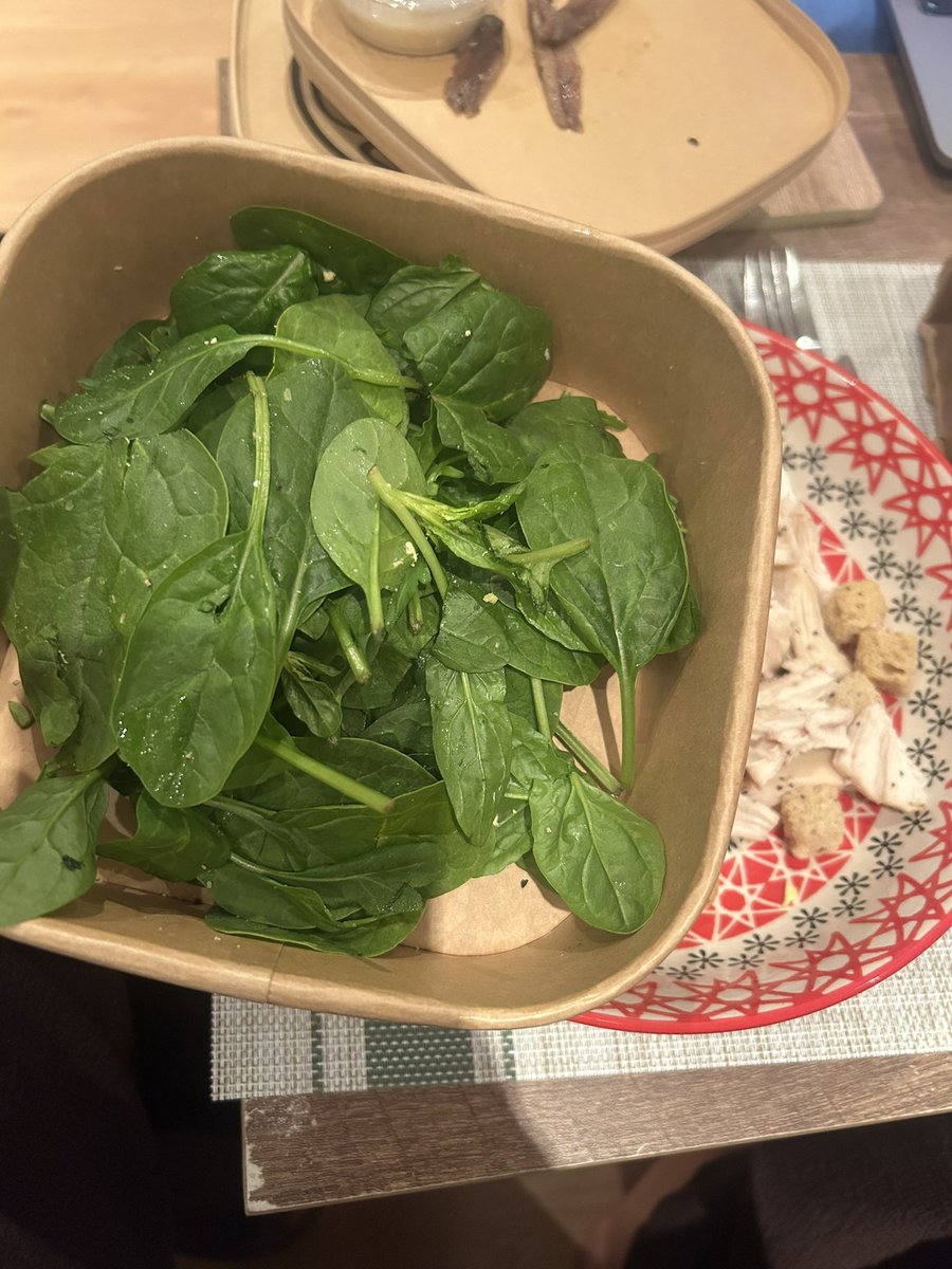 abbiesidon's tweet photo. @PizzaExpress why did my caesar salad come with just spinach and no lettuce? Look at my dinner x https://t.co/THpgcwN2Fz