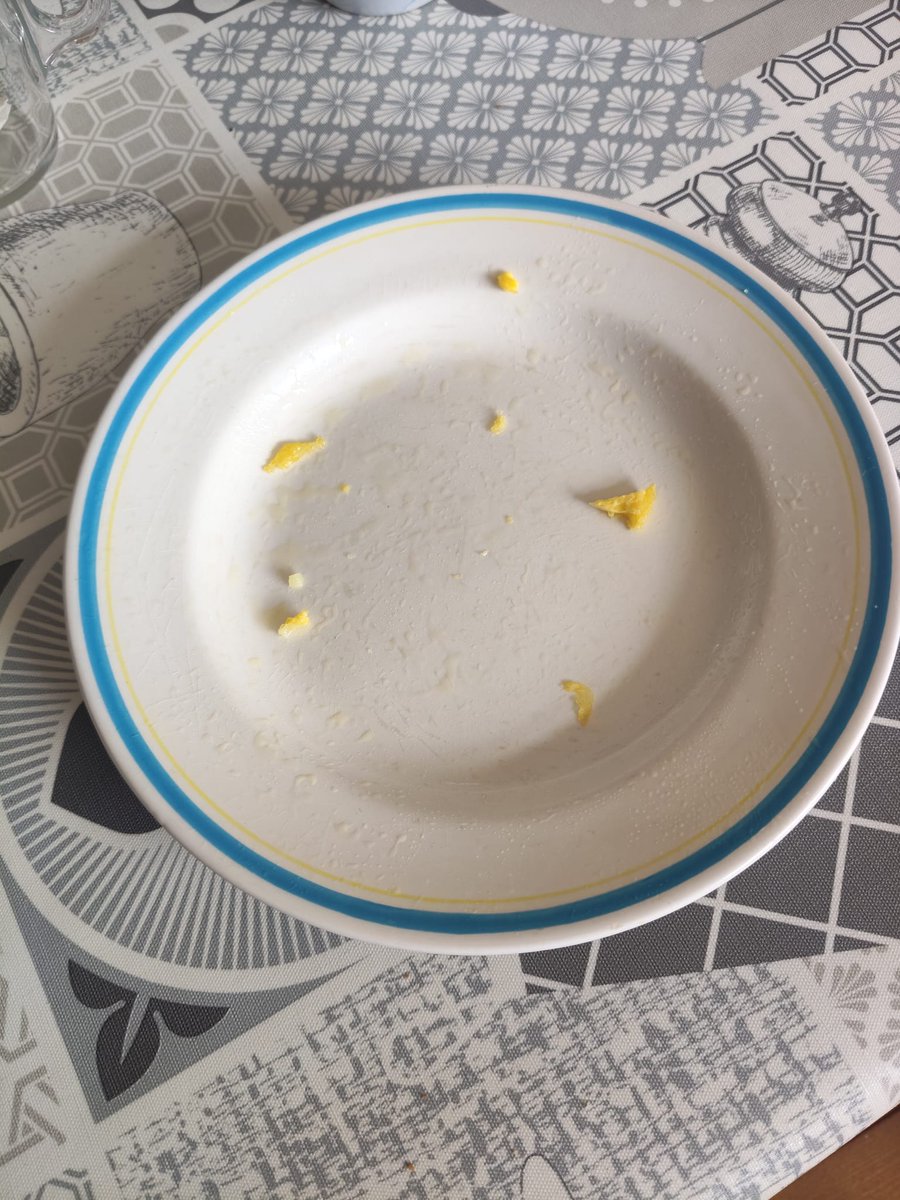 davidrimon's tweet photo. Mi hijo comió tortilla con el plato del revés.. https://t.co/snm0GjlkT1