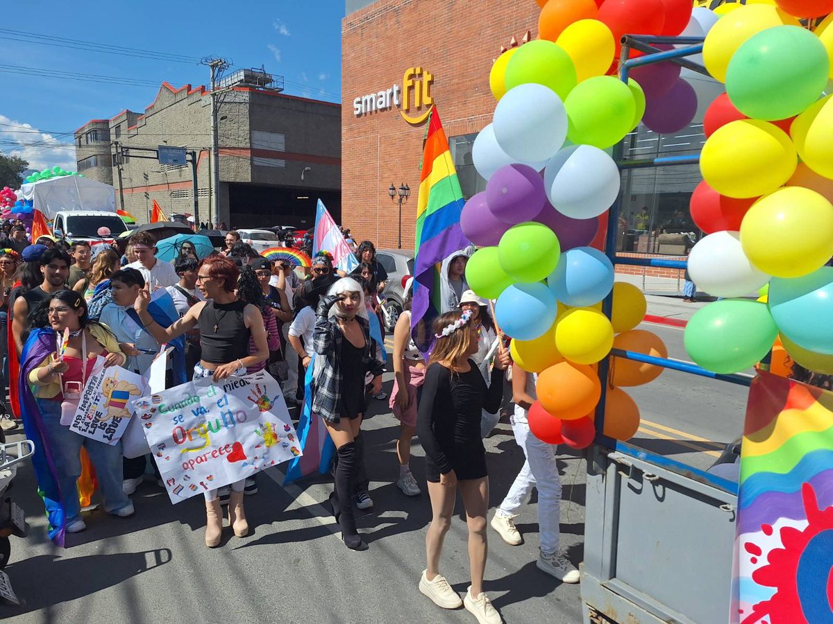 AgenciaOcote's tweet photo. 🏳️‍🌈 Marcha del Orgullo LGBTIQ+ en Xela.

Personas salen a las calles de Quetzaltenango para celebrar sus vidas, su historia y derecho a existir con dignidad, libertad y orgullo.

Vía: @MJLongoBautista https://t.co/u3S7snNJNH