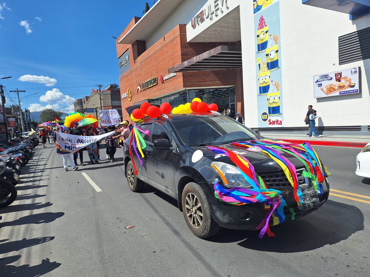 AgenciaOcote's tweet photo. 🏳️‍🌈 Marcha del Orgullo LGBTIQ+ en Xela.

Personas salen a las calles de Quetzaltenango para celebrar sus vidas, su historia y derecho a existir con dignidad, libertad y orgullo.

Vía: @MJLongoBautista https://t.co/u3S7snNJNH