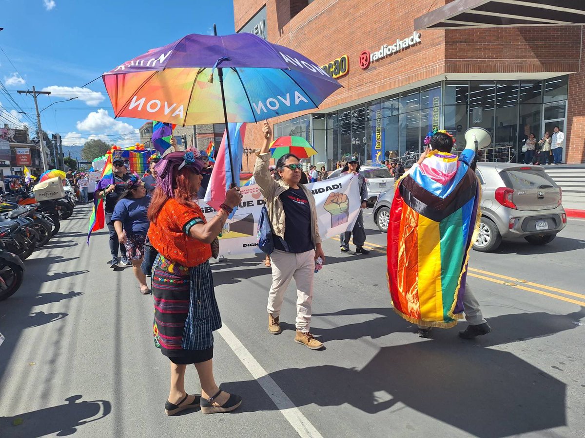 AgenciaOcote's tweet photo. 🏳️‍🌈 Marcha del Orgullo LGBTIQ+ en Xela.

Personas salen a las calles de Quetzaltenango para celebrar sus vidas, su historia y derecho a existir con dignidad, libertad y orgullo.

Vía: @MJLongoBautista https://t.co/u3S7snNJNH