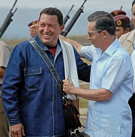 InvisiblesMuros's tweet photo. Álvaro Uribe: Se reunió en decenas de ocasiones con Chávez, llegando incluso a ofrecerle regalos. Se le han atribuido vínculos con  paramilitares y con narcotraficantes, y ha intentado en repetidas ocasiones influir en las elecciones. https://t.co/1iRueAHDnG