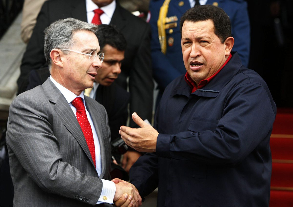 InvisiblesMuros's tweet photo. Álvaro Uribe: Se reunió en decenas de ocasiones con Chávez, llegando incluso a ofrecerle regalos. Se le han atribuido vínculos con  paramilitares y con narcotraficantes, y ha intentado en repetidas ocasiones influir en las elecciones. https://t.co/1iRueAHDnG