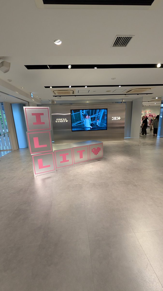 ytcI7nmoN37lRxp's tweet photo. 大阪のPOPUP行って来た!
衣装とか前のライブのグッズ販売あって
すごく可愛かった🥹
#ILLIT #PRESSSTART https://t.co/JCeDCzq9Gx