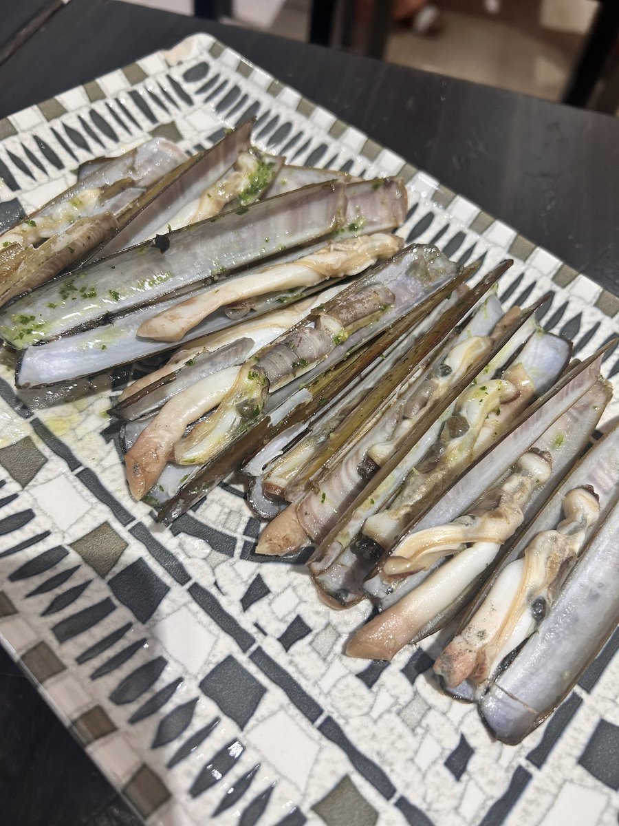 NonbeCouple's tweet photo. マテ貝🇪🇸初めて食べた東京人 https://t.co/SjtEiTPwD6