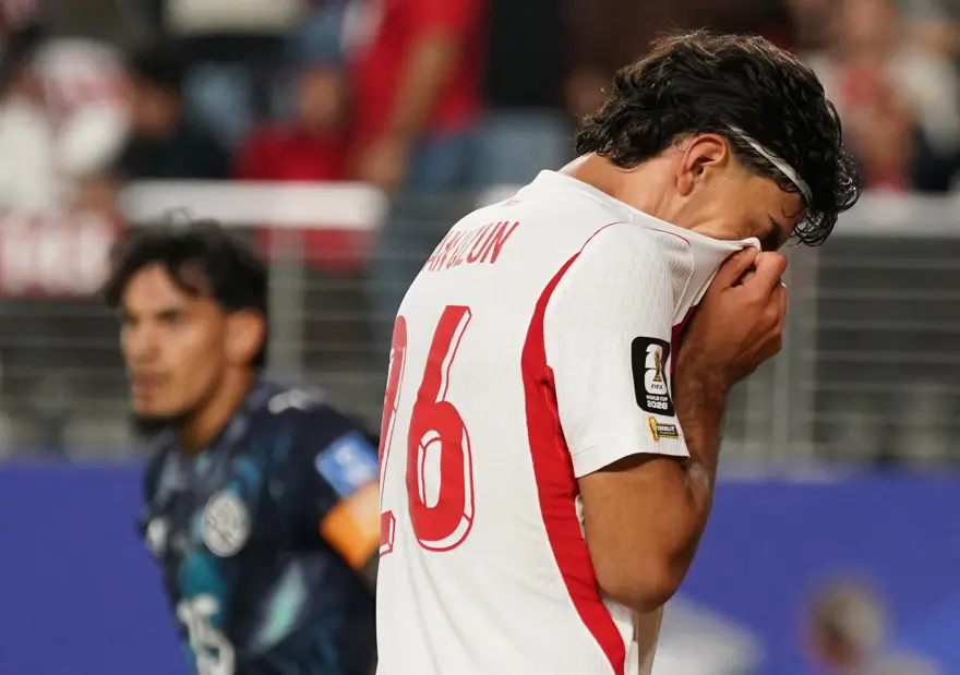 beehaber's tweet photo. Jürgen Klopp, Türkiye’nin Dünya Kupası’ndan neden elendiğini anlattı:

🔹 “Gerçekten çok üzgünüm.”

🔹 “Yıllar içinde pek çok Türk arkadaş edinme fırsatım oldu.”

🔹 “Şu an ne kadar büyük bir acı çektiklerini çok iyi biliyorum.”

🔹 “Turnuvaya nasıl bir coşku ve beklentiyle başladıklarını da biliyorum.”

🔹 “Türkiye’nin sahip olduğu olağanüstü bir takım var.”

🔹 “Ama bu durum, böyle turnuvalarda gerçek performansın neden yansıtılamadığını gösteriyor.”

🔹 “Şimdi herkes neden sorusunu soruyor.”

🔹 “Bazıları yeterince istemediler diyebilir.”

🔹 “Ama maçları izleyen herkes bunu anında yalanlar.”

🔹 “Çünkü her şeylerini ortaya koymayı kesinlikle çok istediler.”

🔹 “Ancak üzerlerindeki baskı inanılmaz derecede büyüktü.”

🔹 “Bir şeyi çok fazla istediğinizde bazen asıl planı unutursunuz.”

🔹 “Hücumda ne yaparsanız yapın savunma güvenliğini bırakmamalısınız.”

🔹 “Ancak o zaman sahada tam özgürlüğe kavuşursunuz.”

🔹 “Türkiye bunu yapamadı.”

🔹 “Zaten maça odaklanmaya fırsat bulamadan çok erken gol yediler.”

🔹 “Sonuçta baskı o kadar büyüdü ki...”

🔹 “Artık sahada kendileri gibi davranamaz hale geldiler.”
