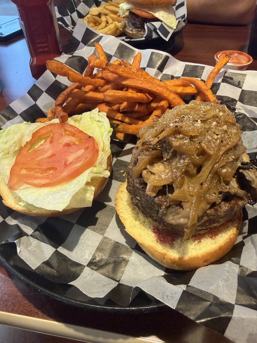 MarcLobliner's tweet photo. Many of you might not know that I am a burger connoisseur.

We randomly pulled up to @eatatgilberts in Ft. Lauderdale while on a business trip.

Got the 8oz Angus Burger with grilled onions and mushrooms. Might be the best burger I’ve ever eaten.

Not sponsored, I paid full price and tipped generously, and y’all need to try this.

Extra credit - they have some amazing cookies and desserts as well. Might have had a cookie or two!