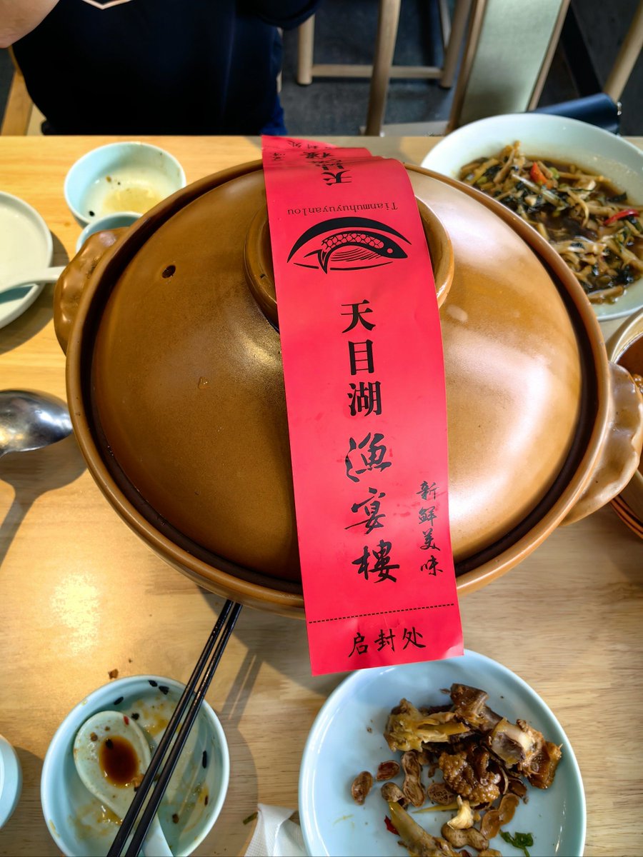 PDzagoeva's tweet photo. Late night cravings hit! This tiny stall’s hot miso soup with grilled salmon just hit different—warm hands, full tummy, perfect end to the day. https://t.co/6w965yLtOb