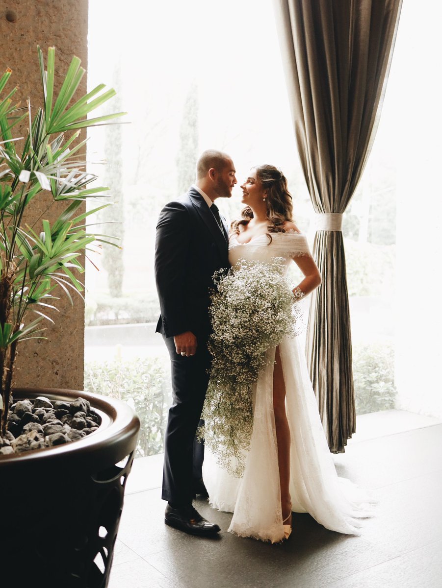 IvaNa_1478's tweet photo. Feliz primer aniversario de su matrimonio @claudia3martin #carlossaid 💍👰🏽‍♂️🤵🏻 
Que cada nuevo año que pasen juntos esté lleno de felicidad, positividad, salud, compañerismo y muchas bendiciones. #couplegoals #felizfamilia https://t.co/1z8G1wovxC