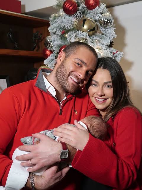 IvaNa_1478's tweet photo. Feliz primer aniversario de su matrimonio @claudia3martin #carlossaid 💍👰🏽‍♂️🤵🏻 
Que cada nuevo año que pasen juntos esté lleno de felicidad, positividad, salud, compañerismo y muchas bendiciones. #couplegoals #felizfamilia https://t.co/1z8G1wovxC