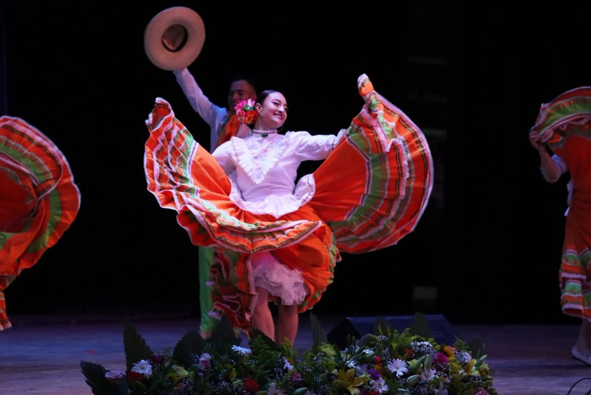 MCasiqueOlivos's tweet photo. EL ARTE Y LA CULTURA SON UNA ARMA DE LUCHA CONTRA QUIENES QUIEREN DOMINAR EL MUNDO. En el marco del arranque del III Festival Internacional de Folklore "Las Culturas del mundo", en Tecomatlán, Puebla, @AquilesCordova, líder del @AntorchaOficial, aseguró que "el arte y la cultura son una arma de lucha, una lucha contra quienes quieren suprimir la diversidad de los pueblos, contra quienes quieren homogeneizar al mundo para poder dominarlo. La diversidad de los pueblos, en el fondo, refleja la unidad de los pueblos", aseguró. 

En el arranque del encuentro artístico internacional, en el Teatro Aquiles Córdova Morán", en la Atenas de la Mixteca, Tecomatlán, participaron 90 artistas extranjeros, de delegaciones de Colombia, Panamá, Eslovaquia y 100 bailarines y músicos de los Grupos Culturales Nacionales de Antorcha, que representarán a México. El objetivo es acercar las expresiones culturales de calidad a la población trabajadora y a los sectores que históricamente han tenido menos acceso al arte y a la cultura. 

La cultura que Antorcha practica, cultiva y difunde es la cultura del pueblo y que ahora se representa en los mejores escenarios del país: "Antorcha forma intérpretes de la cultura y los artistas de Antorcha se comprometen a investigar lo que no se ha descubierto, a conocer lo que se ha ocultado por el paso del tiempo y a crear cultura, agarrados de la mano del pueblo, viviendo y conociendo la vida del pueblo trabajador, para poderla reproducir", aseguró Córdova Morán, líder de la organización política más grande de México.