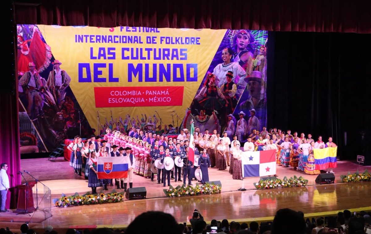 MCasiqueOlivos's tweet photo. EL ARTE Y LA CULTURA SON UNA ARMA DE LUCHA CONTRA QUIENES QUIEREN DOMINAR EL MUNDO. En el marco del arranque del III Festival Internacional de Folklore "Las Culturas del mundo", en Tecomatlán, Puebla, @AquilesCordova, líder del @AntorchaOficial, aseguró que "el arte y la cultura son una arma de lucha, una lucha contra quienes quieren suprimir la diversidad de los pueblos, contra quienes quieren homogeneizar al mundo para poder dominarlo. La diversidad de los pueblos, en el fondo, refleja la unidad de los pueblos", aseguró. 

En el arranque del encuentro artístico internacional, en el Teatro Aquiles Córdova Morán", en la Atenas de la Mixteca, Tecomatlán, participaron 90 artistas extranjeros, de delegaciones de Colombia, Panamá, Eslovaquia y 100 bailarines y músicos de los Grupos Culturales Nacionales de Antorcha, que representarán a México. El objetivo es acercar las expresiones culturales de calidad a la población trabajadora y a los sectores que históricamente han tenido menos acceso al arte y a la cultura. 

La cultura que Antorcha practica, cultiva y difunde es la cultura del pueblo y que ahora se representa en los mejores escenarios del país: "Antorcha forma intérpretes de la cultura y los artistas de Antorcha se comprometen a investigar lo que no se ha descubierto, a conocer lo que se ha ocultado por el paso del tiempo y a crear cultura, agarrados de la mano del pueblo, viviendo y conociendo la vida del pueblo trabajador, para poderla reproducir", aseguró Córdova Morán, líder de la organización política más grande de México.