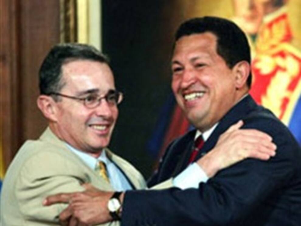 InvisiblesMuros's tweet photo. Álvaro Uribe: Se reunió en decenas de ocasiones con Chávez, llegando incluso a ofrecerle regalos. Se le han atribuido vínculos con  paramilitares y con narcotraficantes, y ha intentado en repetidas ocasiones influir en las elecciones. https://t.co/1iRueAHDnG