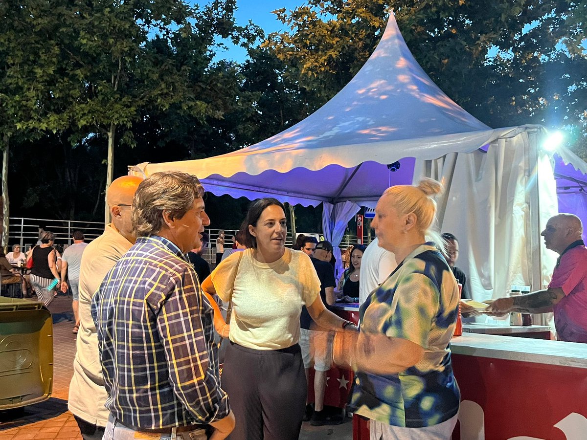 JavierAyalaO's tweet photo. ✨ Es un auténtico lujo acompañar esta noche a vecinos y vecinas en el inicio oficial de las Fiestas de Loranca.
He tenido la oportunidad de asistir al saludo institucional y al pregón, un momento muy especial que este año ha venido a cargo del Club Racing Loranca, un equipo que representa como poca el esfuerzo, la dedicación y el orgullo de barrio.
Gracias a quienes hacen posibles estas fiestas y a todas las personas que participan en ellas con tanta ilusión. Estoy convencido de que viviremos unos días llenos de convivencia, alegría y buenos momentos.
¡Felices Fiestas de Loranca! 💙🎉⚽