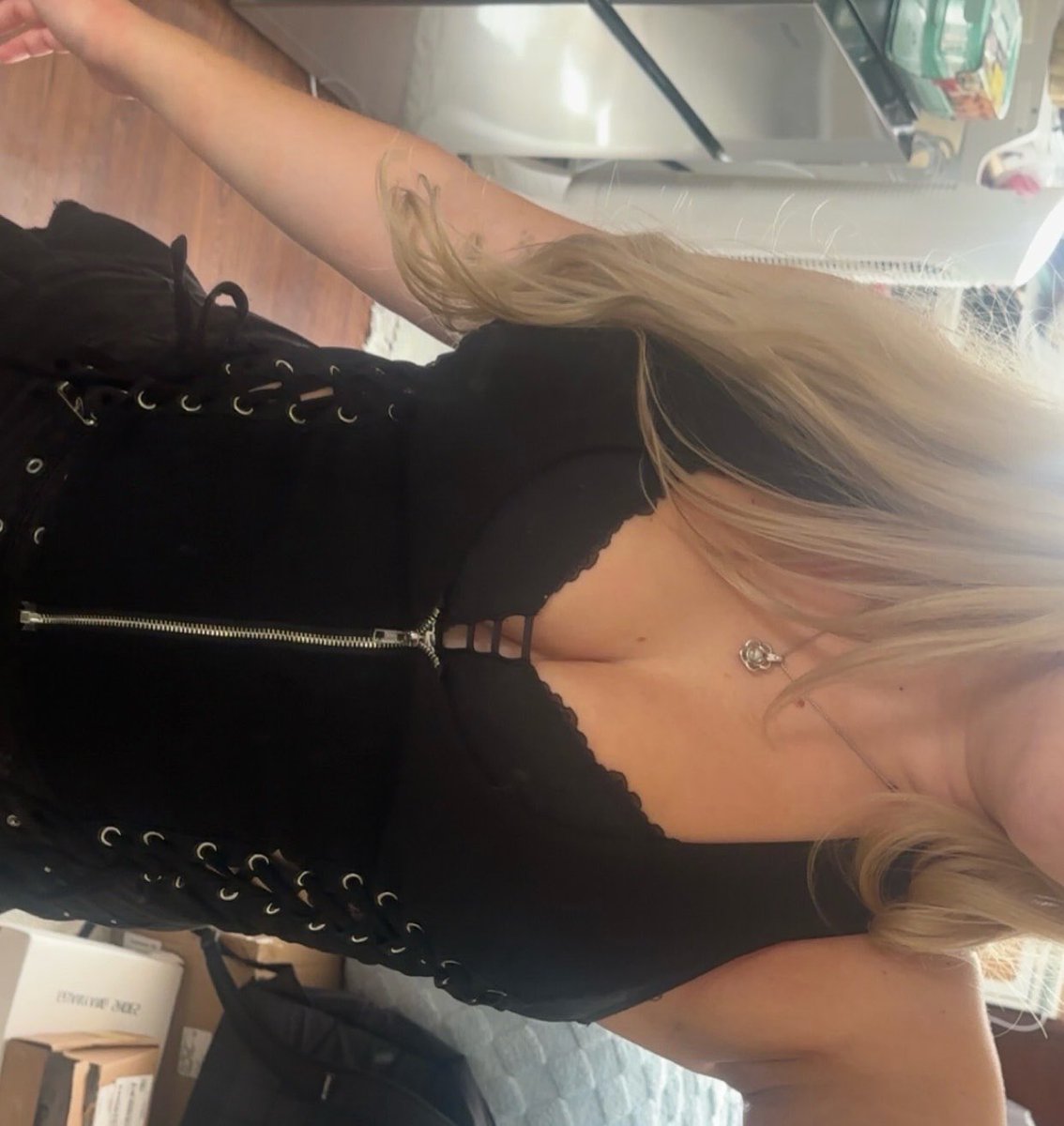 sleepykitten_e's tweet photo. Wearing my most famous outfit out to a concert 🤭💜 https://t.co/gpzAgEvKT8