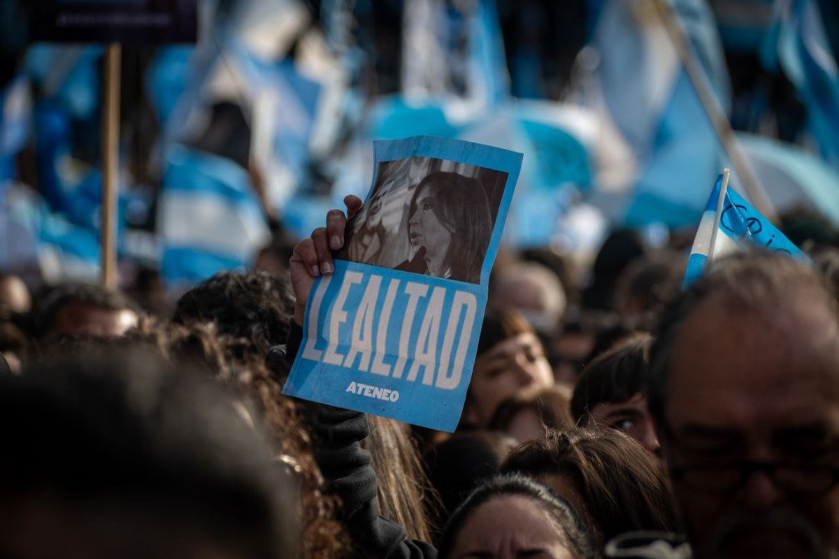 lacamporabsas's tweet photo. "Esa mujer es la que muchos queremos tener de vuelta en la Casa Rosada. ¿Y saben por qué? Porque volvemos y queremos tener otra vez a alguien que cuide a los argentinos y argentinas." https://t.co/C8ZPJIRX3h