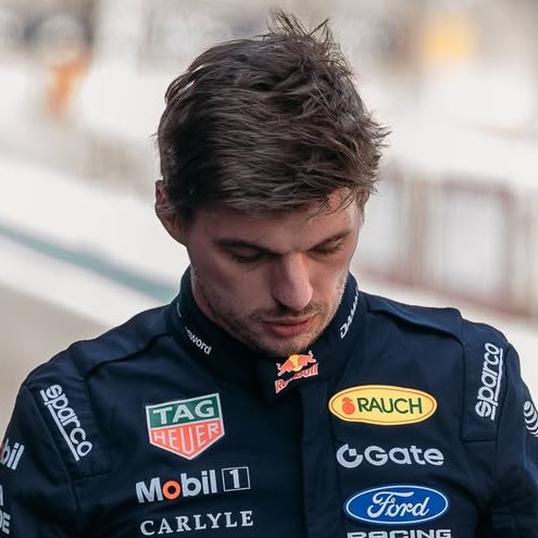RubCanales's tweet photo. ‼️ Red Bull está dispuesto a TIRAR LA CASA POR LA VENTANA para mantener a Max Verstappen.

➡️ En la reunión que hubo entre los Verstappen estuvieron todos los pesos pesados de Red Bull y, entre ellos, Chalerm Yoovidhya, máximo accionista de la compañía.

➡️ Yoovidhya está dispuesto a ofrecer más de lo que la parte austriaca tenía previsto inicialmente, llegando a plantear una cantidad importante para que el neerlandés renueve y renuncie a su cláusula de salida.

➡️ La parte tailandesa de la compañía no quiere perder al que considera el mejor piloto del mundo actualmente y un activo clave.

(@BILD vía @SoyMotor) #F1 #AustrianGP 🇦🇹