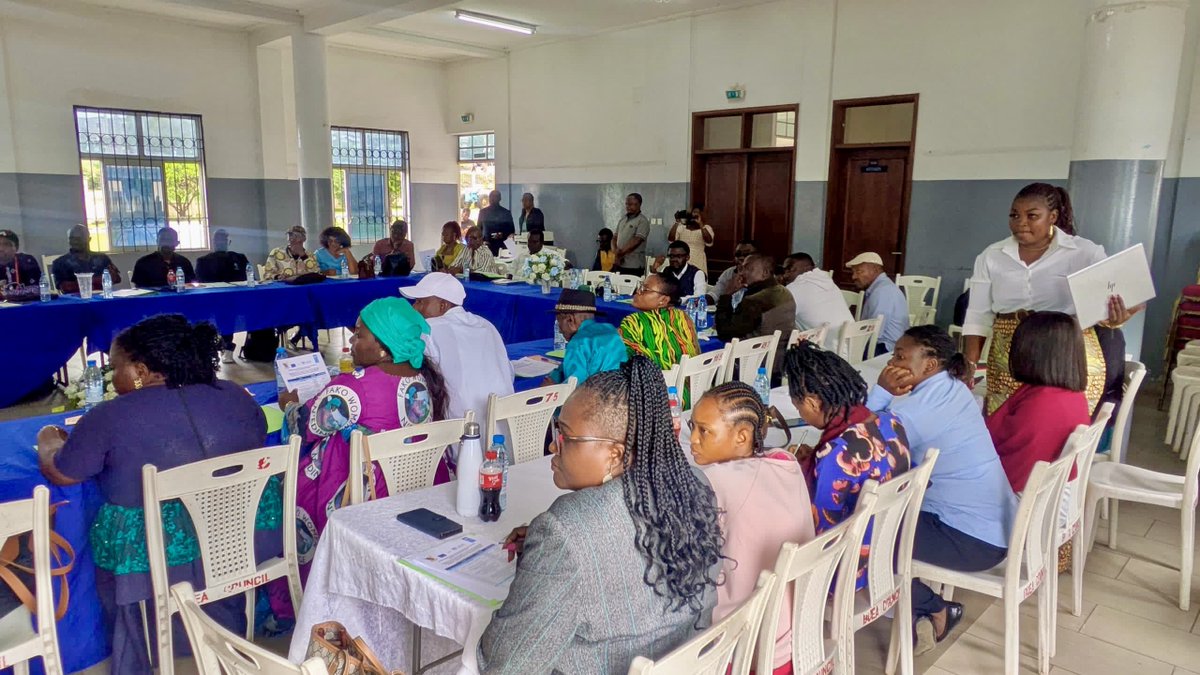 PNUDCameroun's tweet photo. Building Resilience Starts at the Community Level!

In #Buea🇨🇲, community focal points, CSOs, and local leaders’ capacities where strengthened in #DisasterRiskReduction, #ClimateAdaptation, sustainable resilience, and community #FeedbackMechanisms, as part of broader community sensitization efforts.

Beyond knowledge-building, this initiative is helping transform participants into community relays, able to adapt critical risk messages to local realities, promote lasting behavior change, and foster a stronger culture of prevention and citizen participation.

Organized by @UNDP🇨🇲, #MINAT, @EU_Commission, #BueaCouncil, and supported by the #ParamountRuler of Buea.

@UEauCameroun 
#ClimateAction #CommunityResilience