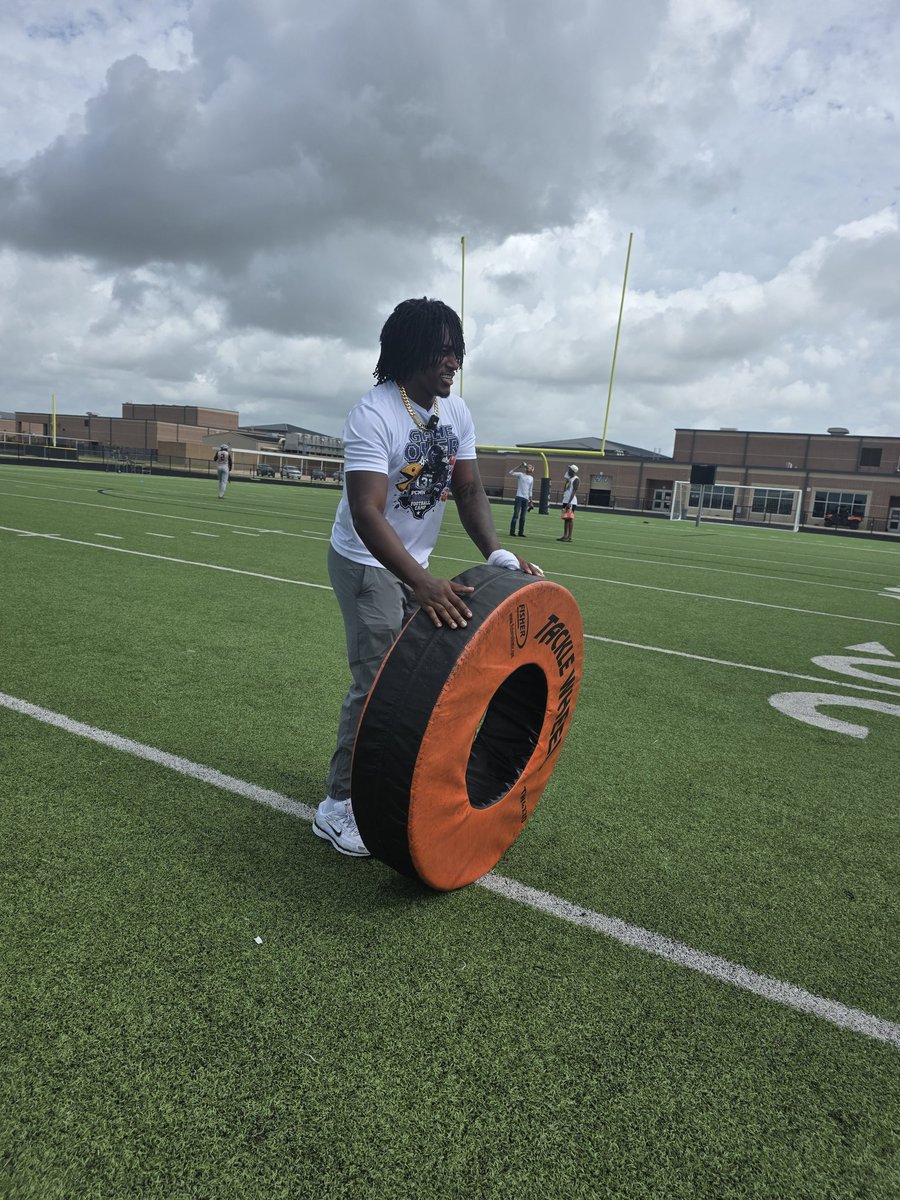 BrianRandle40's tweet photo. The kid has only been gone 6 months and is already giving back to his community!! @RandleHS @RandleFootball 💪 @Norielpacman You are a real one!! #RVE https://t.co/mx3UhqhH2B