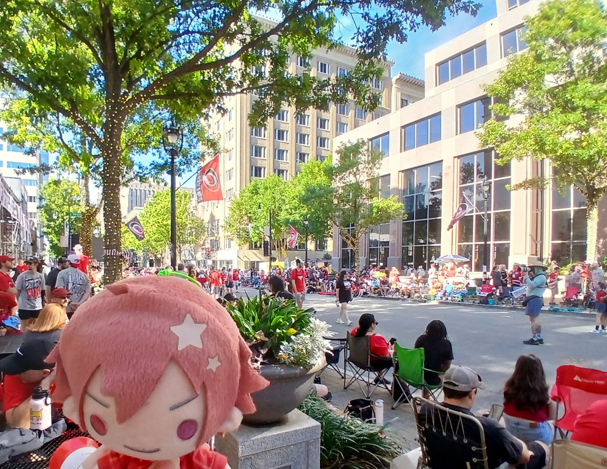 confuzeanimefan's tweet photo. Waiting for the parade!
#SideM
#canes https://t.co/2viVPj3NRc