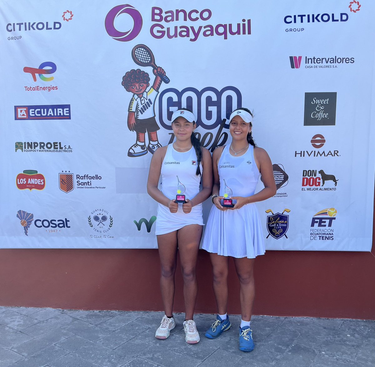 gogo_week's tweet photo. 🎾 #ITF J100 de Salinas 🇪🇨 
Silvana Fajardo 🇵🇪/Daniela Gonzales 🇵🇪 CAMPEONAS 
Vencieron en la final 6-4 6-2 a Sara Lozano 🇨🇴/Laura Villamil 🇨🇴
#GOGOweek @BancoGuayaquil 
Sede @salinasgolfteni 
📸 #KCtenis 🎾 https://t.co/VFJ8AsKFQh