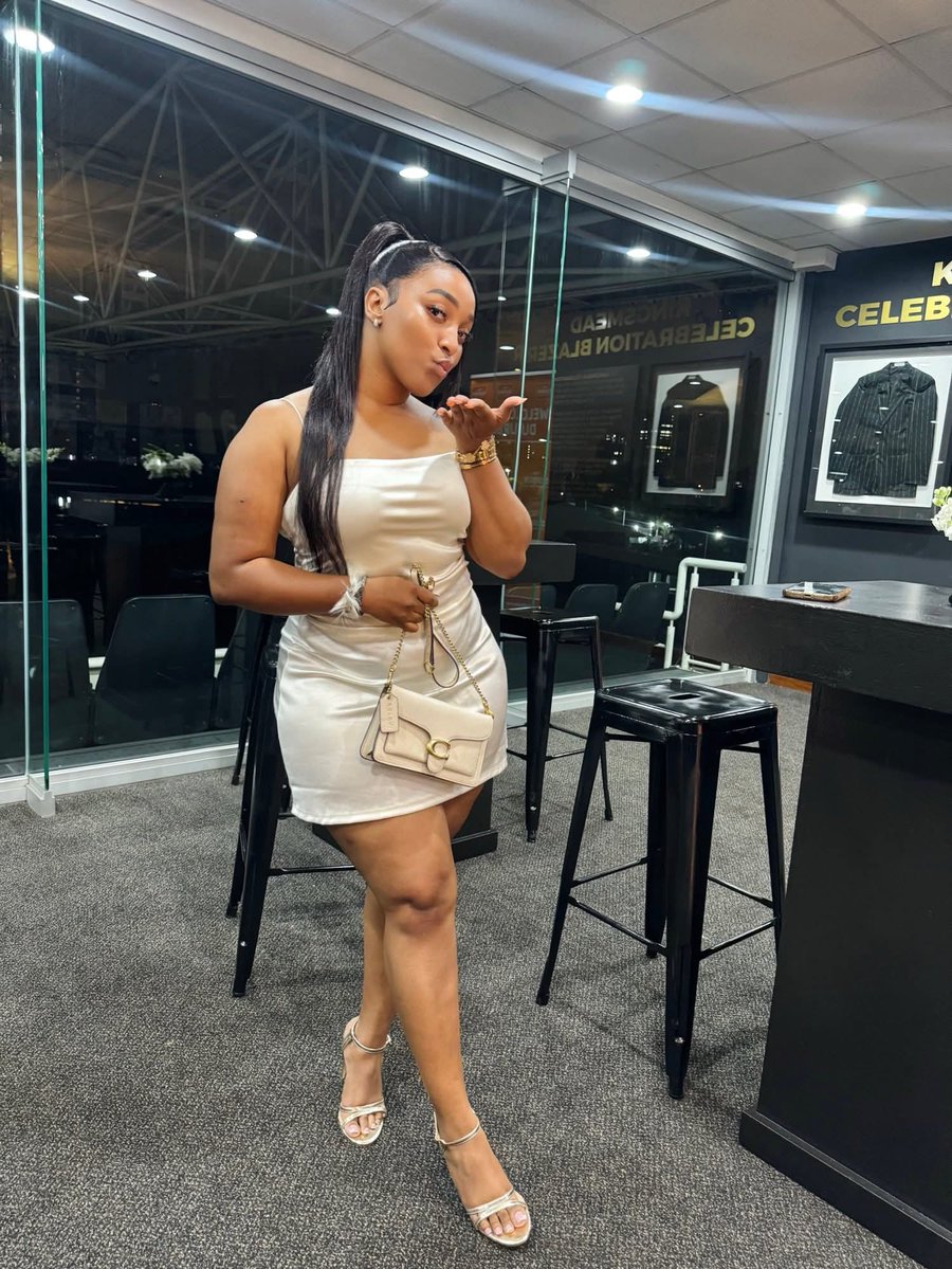 Rendanimapako's tweet photo. #Choose_one 
              but not all✨🥂😍
        Standing.     or.            sitting.
Eat wht you can swallow.!!! https://t.co/5w0fsEjm9W