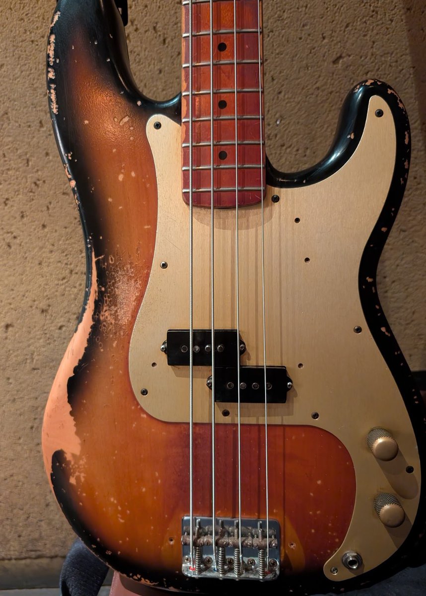 ariahagstrom's tweet photo. ひと月前　ビーフラのハウスベースの弦交換のついでに
金属パーツの掃除とかしたんですが　それにしても木部の迫力が凄い https://t.co/VbXLvubtLf