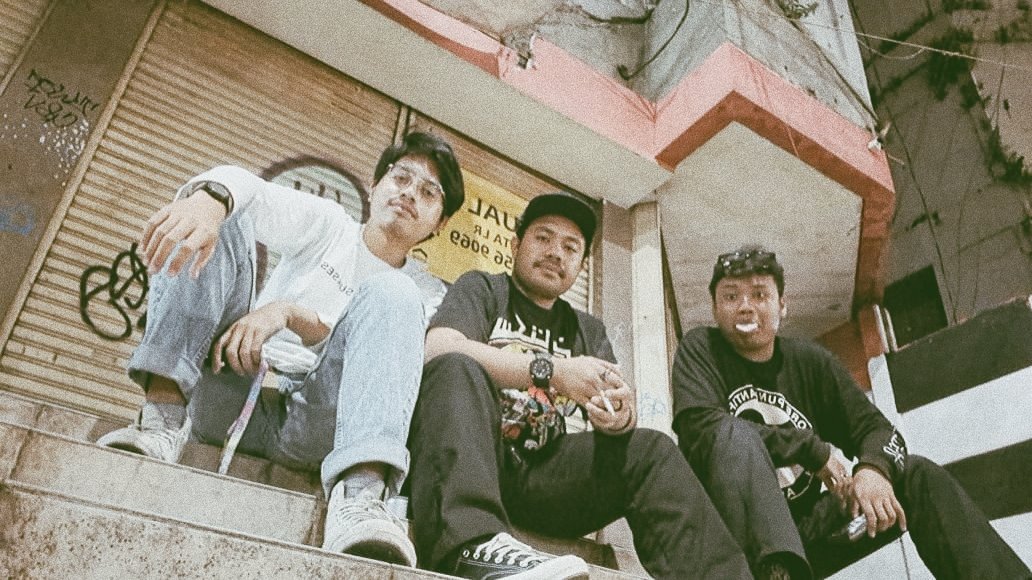 HambaAlamBaka's tweet photo. ngeliatin blok m dari  rame, sepi, rame, ampe sepi lagi. yaa... namanya juga perawat! 
perawat periwit .... https://t.co/8BYFWiSOt8